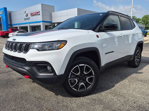 Used 2025 Jeep Compass Trailhawk AWD/4WD image 1