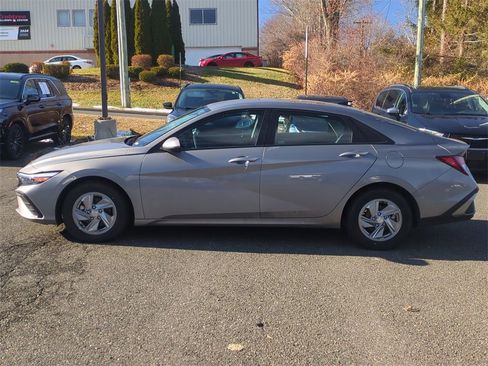 Used 2024 Hyundai Elantra SE image 6