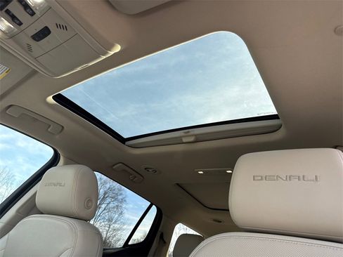 Used 2022 GMC Acadia Denali w/ Denali Technology Package image 33