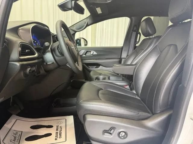 Used 2026 Chrysler Pacifica Select FWD image 4