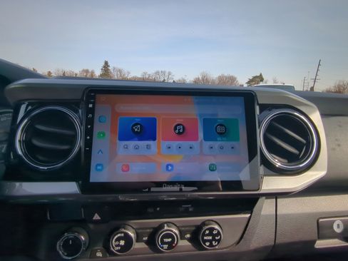 Used 2016 Toyota Tacoma TRD Off-Road image 13