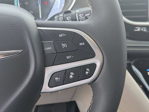 Used 2022 Chrysler Pacifica Touring-L AWD/4WD image 20