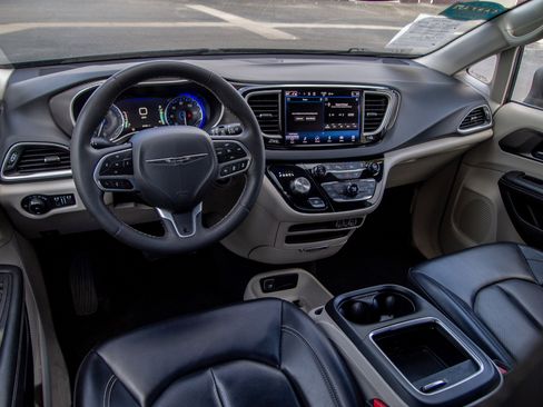 Used 2023 Chrysler Pacifica Touring-L image 26