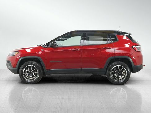 Used 2025 Jeep Compass Trailhawk AWD/4WD image 2
