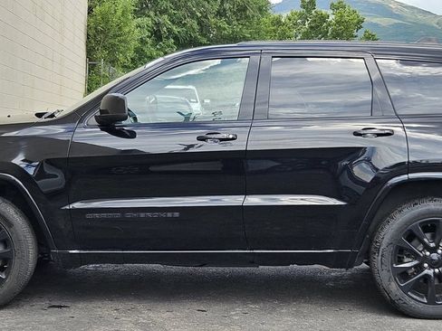 Used 2017 Jeep Grand Cherokee Altitude AWD/4WD image 2