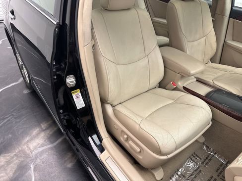 Used 2011 Toyota Avalon Limited image 9
