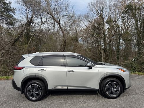 Used 2021 Nissan Rogue SV w/ Premium Package image 5