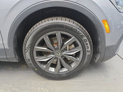 Used 2022 Volkswagen Tiguan SE w/ Panoramic Sunroof Package image 9