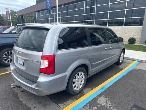 Used 2014 Chrysler Town & Country Touring FWD image 4