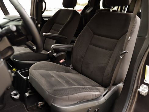 Used 2018 Dodge Grand Caravan SE image 19