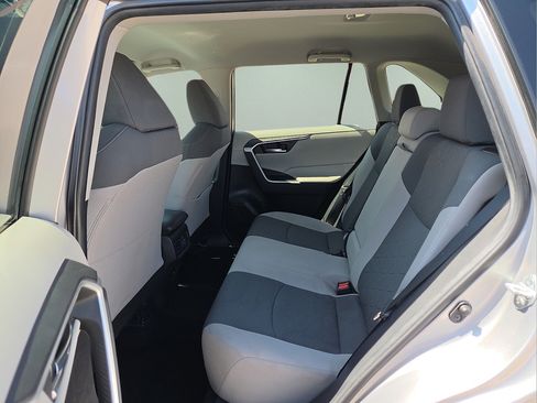 Used 2021 Toyota RAV4 XLE AWD/4WD image 15
