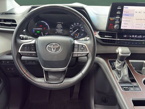 Used 2021 Toyota Sienna XLE FWD image 25