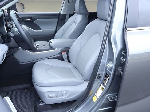 Certified 2025 Toyota Highlander XLE AWD/4WD image 11