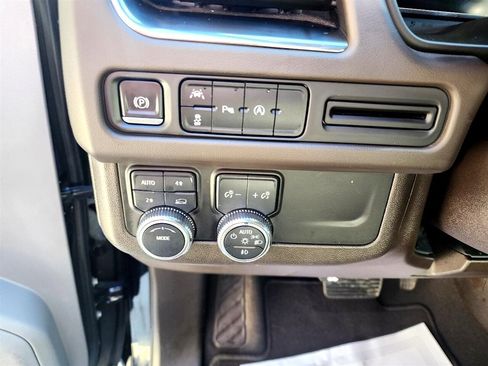 Used 2023 GMC Yukon XL SLT image 15