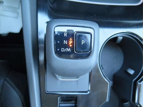 Used 2024 Nissan Rogue SL FWD image 14