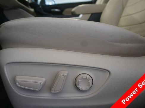 Used 2023 Toyota Highlander XLE AWD/4WD image 6