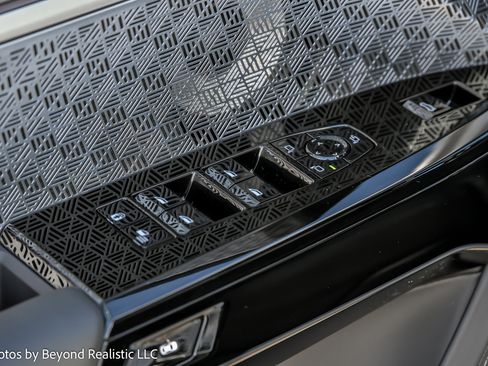 Used 2025 BMW 740i xDrive w/ Premium Package image 28