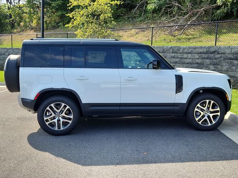 Used 2025 Land Rover Defender 110 S image 11