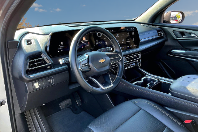 Used 2025 Chevrolet Traverse LT FWD image 17