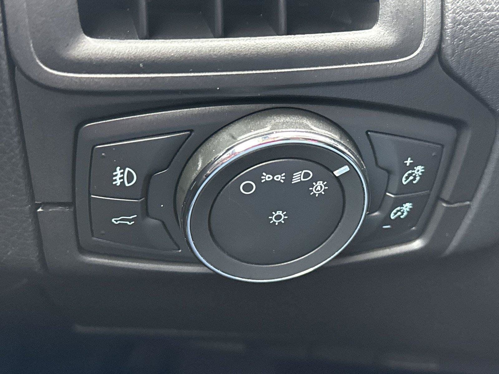 Used 2016 Ford Focus SE w/ SE Power Seat Package FWD image 29