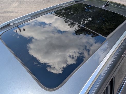 Used 2025 Volkswagen Taos SE w/ Panoramic Sunroof Package FWD image 14