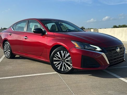 Used 2025 Nissan Altima 2.5 SV FWD image 5