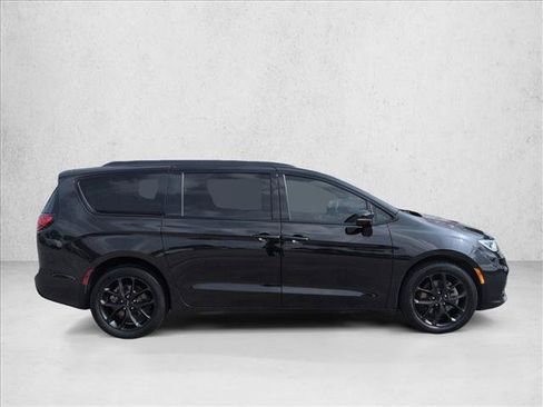 Used 2023 Chrysler Pacifica Limited w/ S Appearance Package AWD/4WD image 4