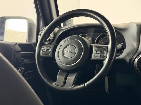 Used 2015 Jeep Wrangler Unlimited Rubicon w/ Connectivity Group AWD/4WD image 11