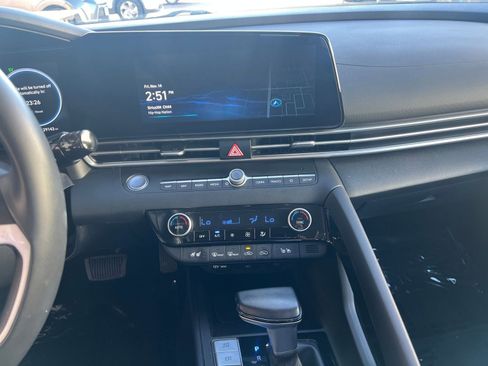 Used 2025 Hyundai Elantra Limited image 21