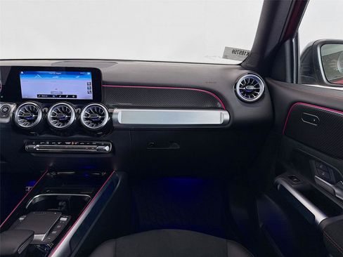 Used 2022 Mercedes-Benz GLB 250 4MATIC image 27