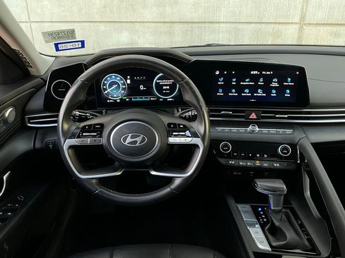 Used 2025 Hyundai Elantra Limited image 14