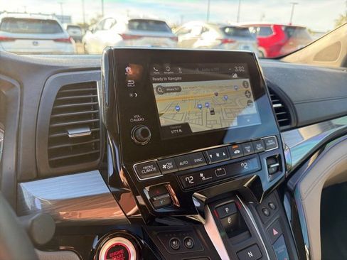 Used 2023 Honda Odyssey Elite image 3