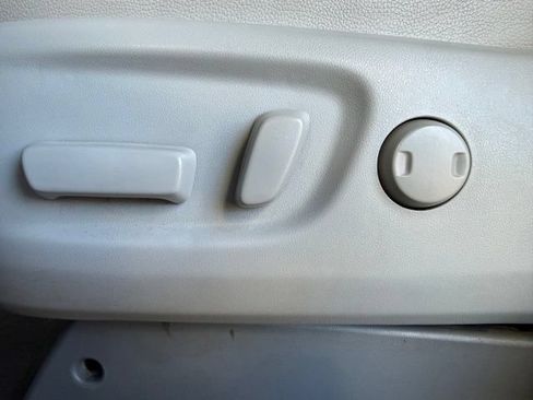 Used 2014 Toyota Sienna XLE FWD image 11