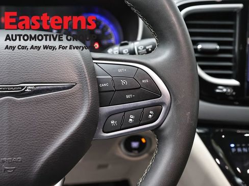 Used 2023 Chrysler Pacifica Touring-L FWD image 16