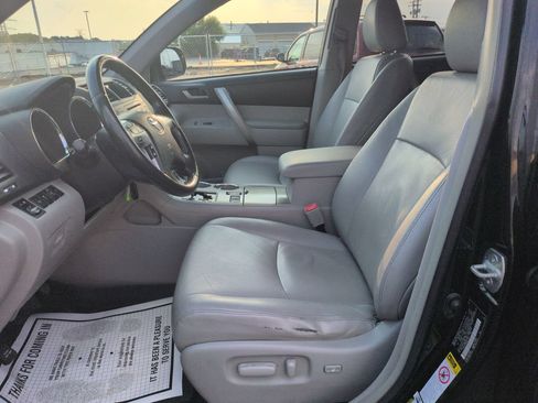 Used 2011 Toyota Highlander SE w/ Tow Pkg FWD image 10