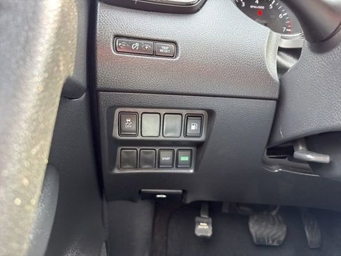 Used 2018 Nissan Rogue SV image 17