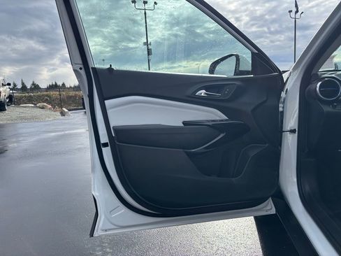 Used 2025 Chevrolet Trax LT w/ LT Convenience Package image 23