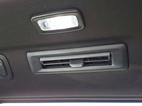 Used 2024 GMC Yukon XL Denali image 27