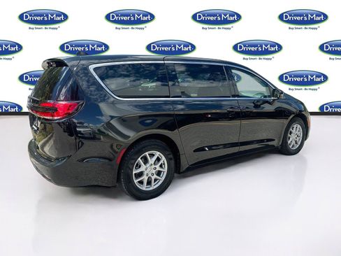 Used 2023 Chrysler Pacifica Touring-L FWD image 7