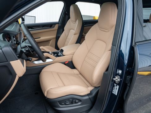 New 2026 Porsche Cayenne Turbo AWD/4WD image 5