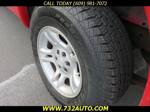 Used 2004 Dodge Dakota SXT 2dr Club Cab Rwd SB w/ Tire & Handling Group image 13