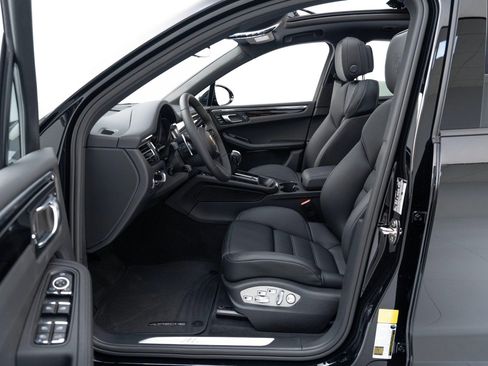 Certified 2025 Porsche Macan AWD/4WD image 17