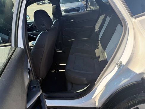 Used 2024 Chevrolet Trax RS w/ Sunroof Package FWD image 10