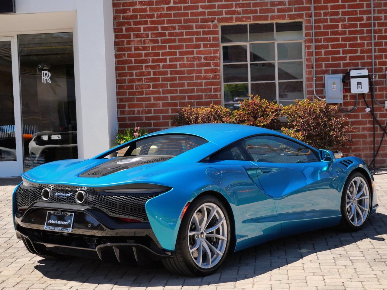 Used 2026 McLaren Artura RWD image 4