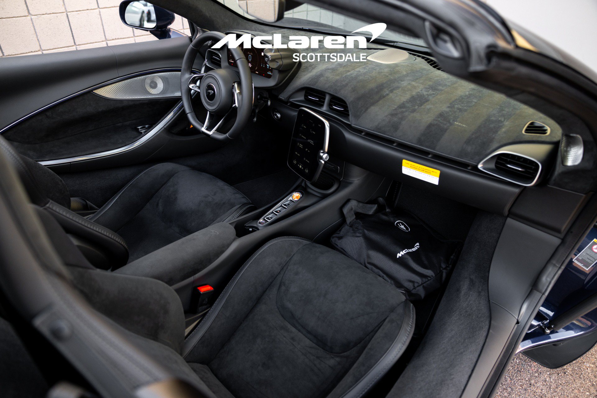 Used 2025 McLaren Artura Spider RWD image 32