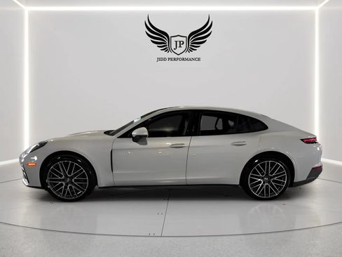 Used 2024 Porsche Panamera image 4