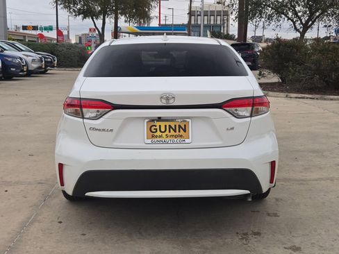 Used 2021 Toyota Corolla LE image 7
