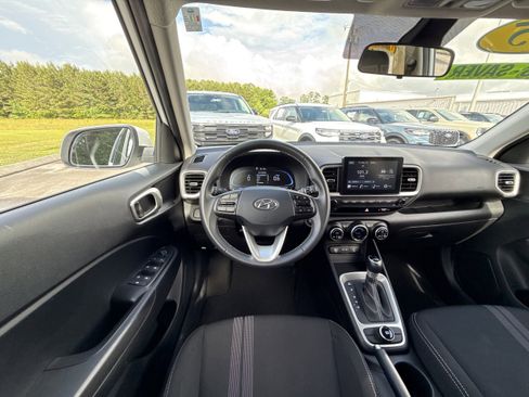 Used 2025 Hyundai Venue SEL FWD image 12