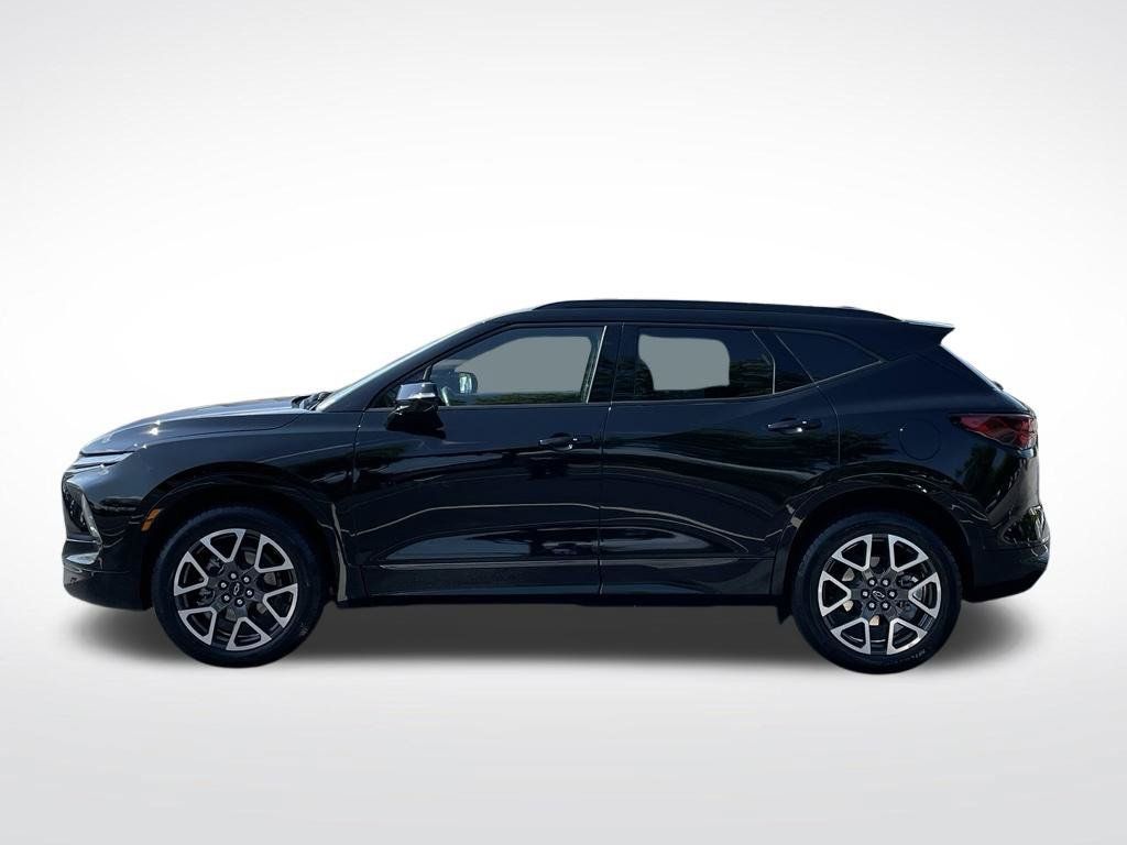 Used 2025 Chevrolet Blazer RS FWD image 2