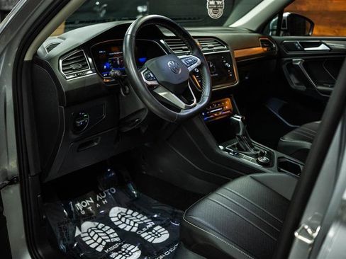 Used 2024 Volkswagen Tiguan SE image 9